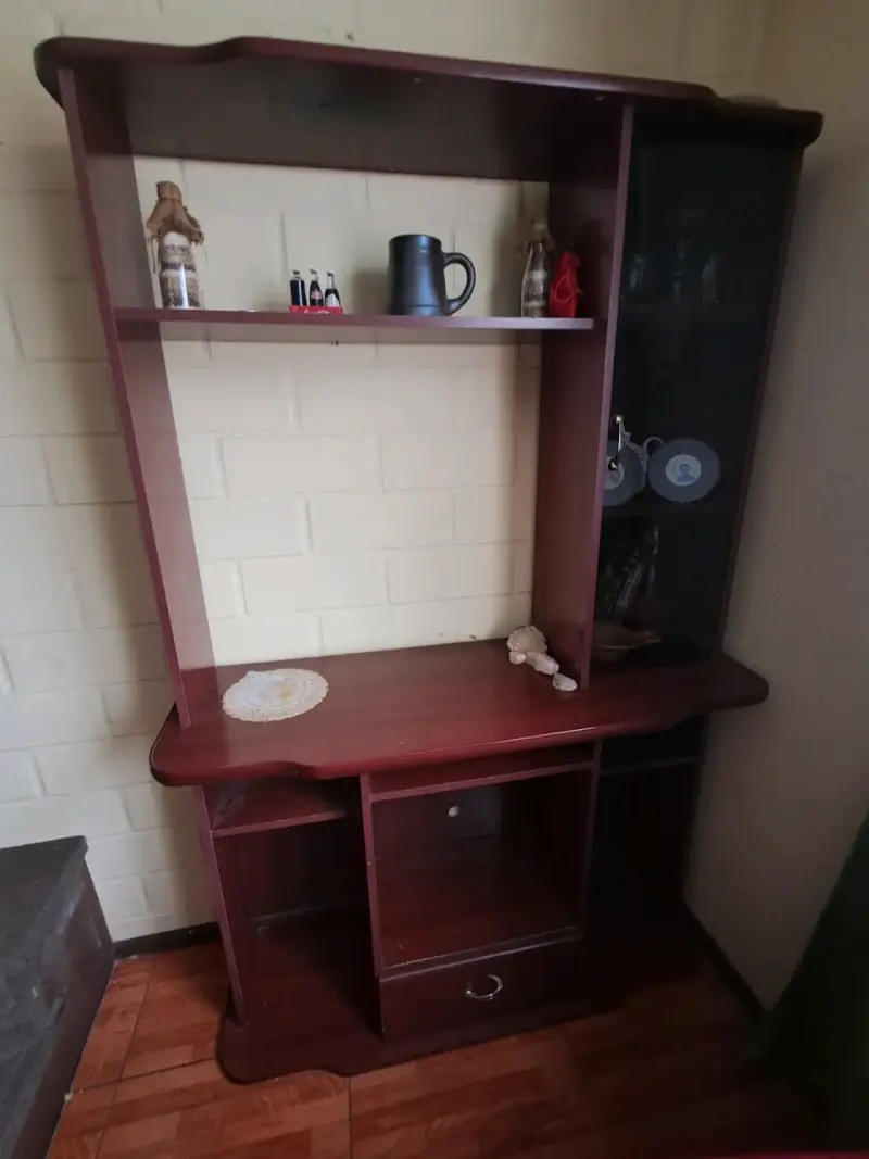 Mueble de madera para sala con estantes - 1