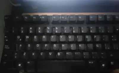 Teclado Dell con teclado numérico en buen estado - miniatura 2