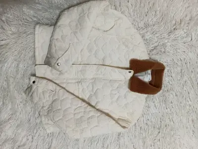 Chaqueta acolchada blanca con cuello de borrego - miniatura 1