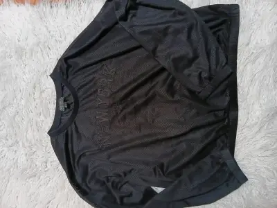 Polera deportiva negra Forever 21 con estampado - miniatura 1