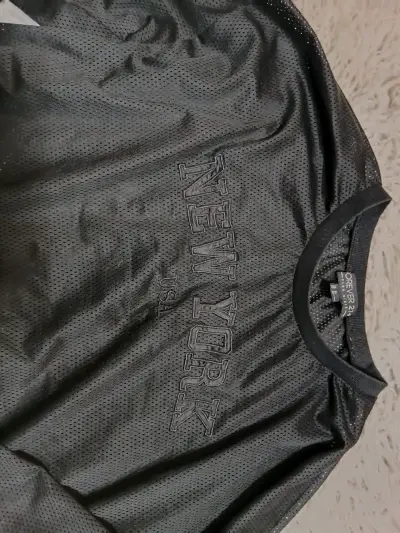 Polera deportiva negra Forever 21 con estampado - miniatura 2