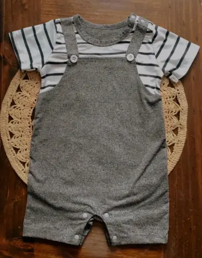 Conjunto de ropa infantil con estampados divertidos - miniatura 1