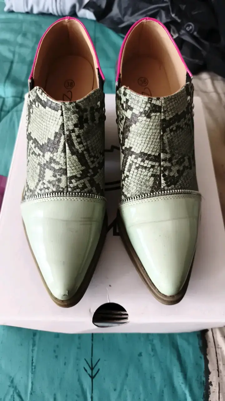Botines de cuero con diseño de serpiente