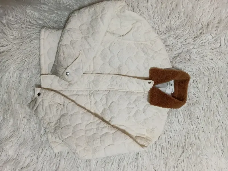 Chaqueta acolchada blanca con cuello de borrego - 1