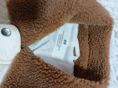 Chaqueta acolchada blanca con cuello de borrego - miniatura 2
