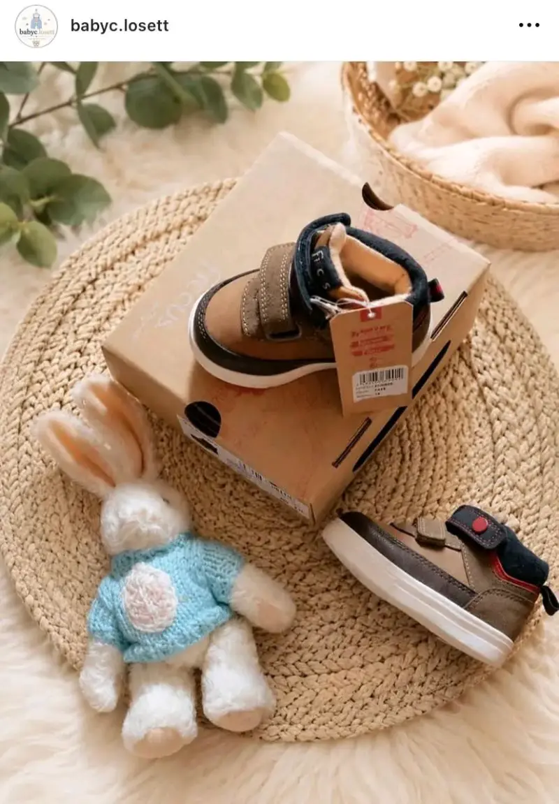 Zapatillas de bebé marrones con velcro