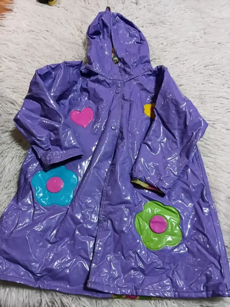 Impermeable infantil morado con diseño de flores - 1