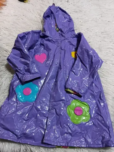 Impermeable infantil morado con diseño de flores - miniatura 1