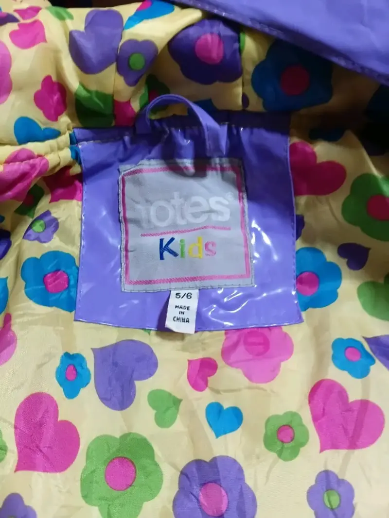 Impermeable infantil morado con diseño de flores - 2