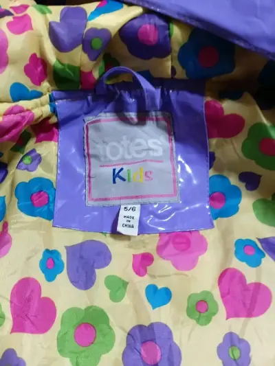 Impermeable infantil morado con diseño de flores - miniatura 2