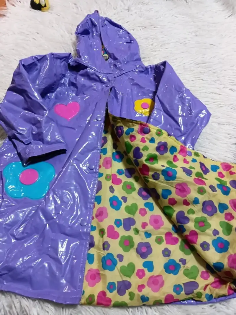 Impermeable infantil morado con diseño de flores - 3