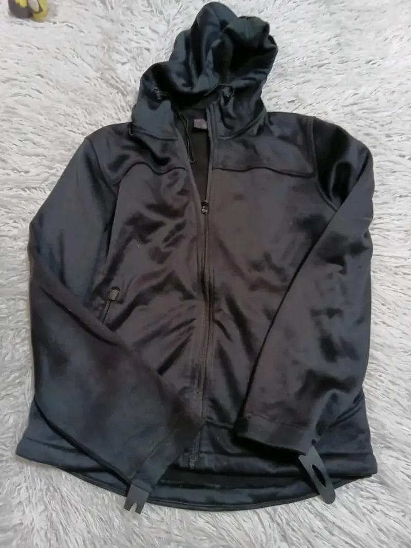 Chaqueta negra con capucha para niño