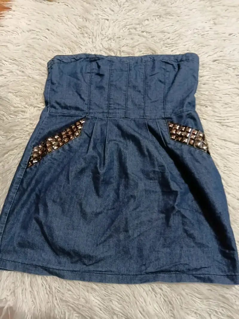 Vestido de mezclilla con detalles de tachuelas