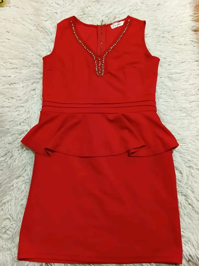 Vestido rojo con detalles brillantes