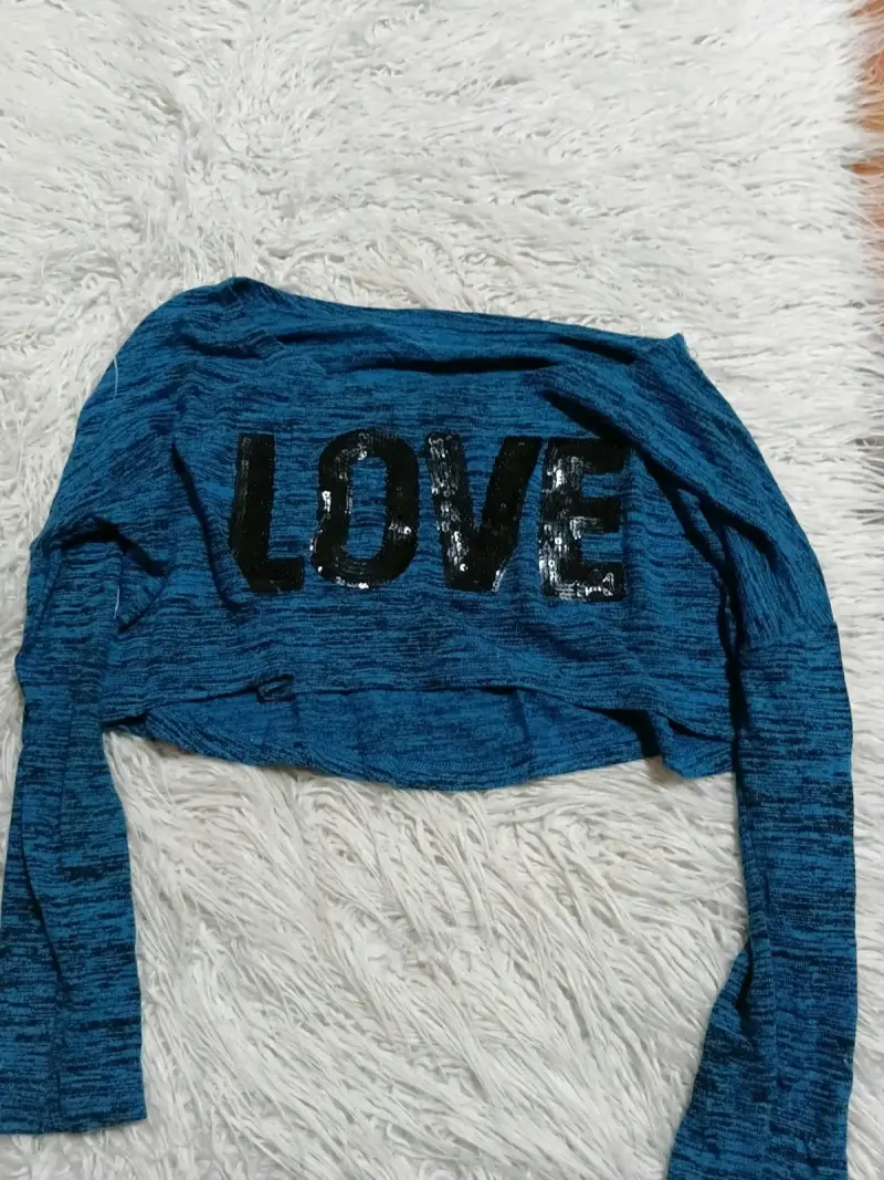 Polera azul con lentejuelas 'LOVE' para mujer