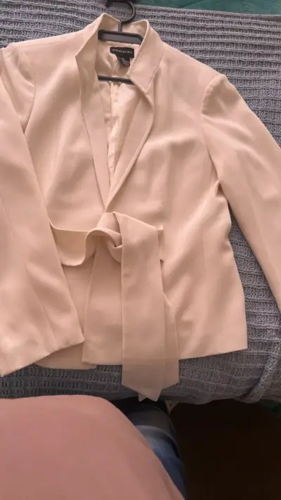 Blazer de mujer beige y rosa con cinturón - miniatura 1