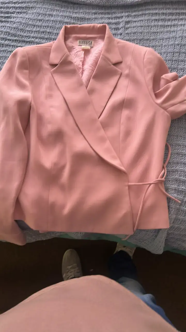 Blazer de mujer beige y rosa con cinturón - 3