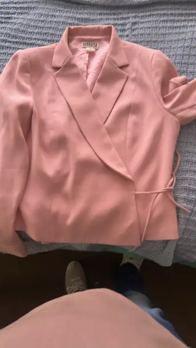 Blazer de mujer beige y rosa con cinturón - miniatura 3