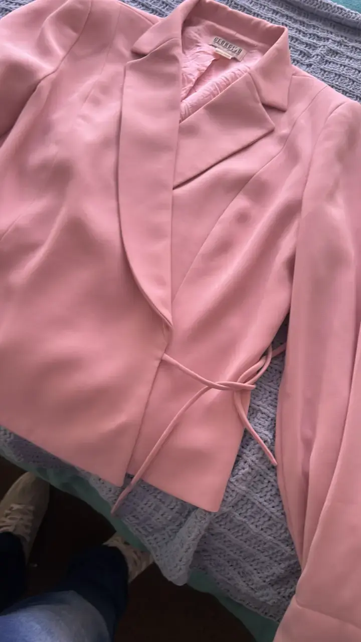 Blazer de mujer beige y rosa con cinturón - 4