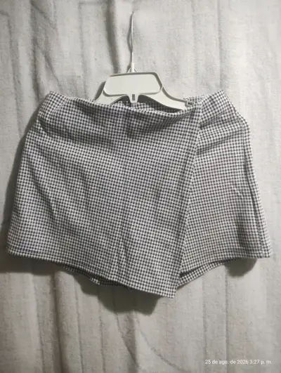 Shorts de cuadros blanco y negro para mujer - miniatura 1