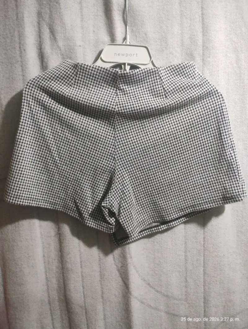 Shorts de cuadros blanco y negro para mujer - 2