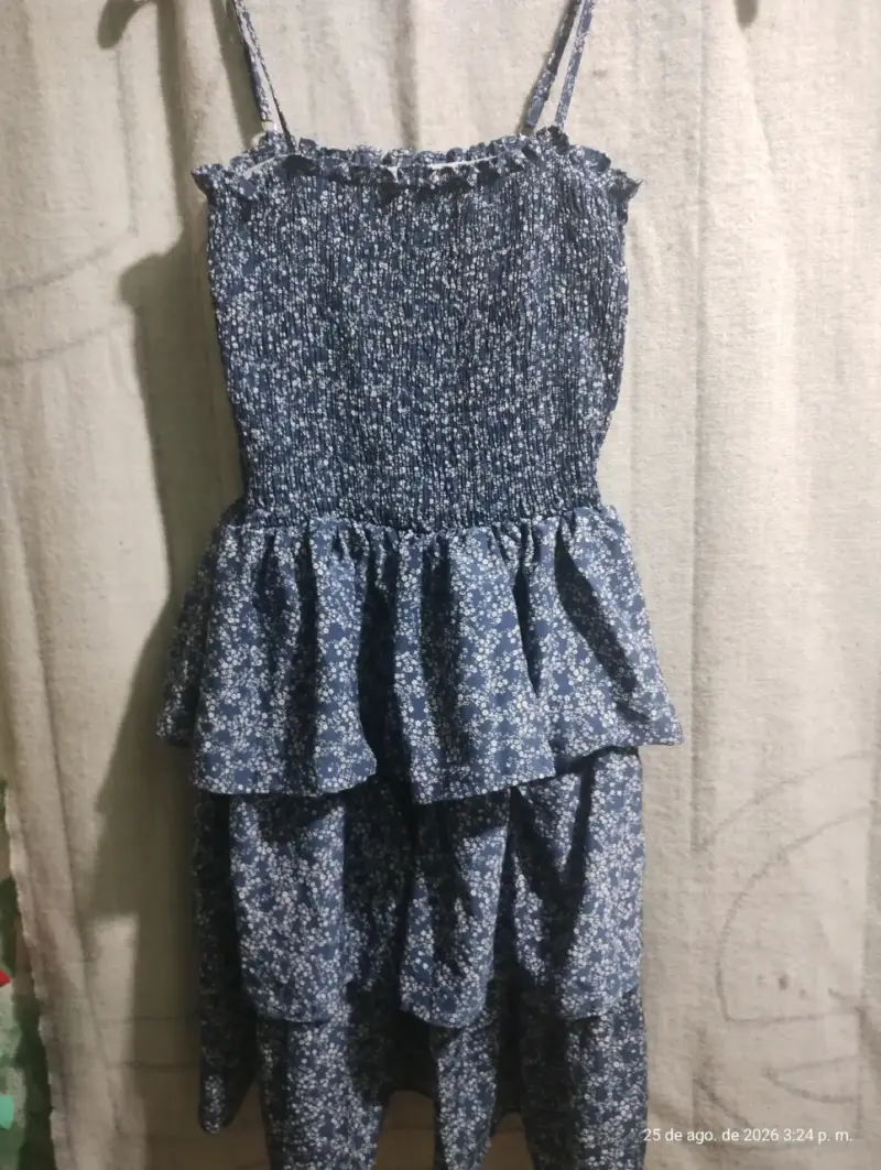 Vestido azul con estampado floral y volantes