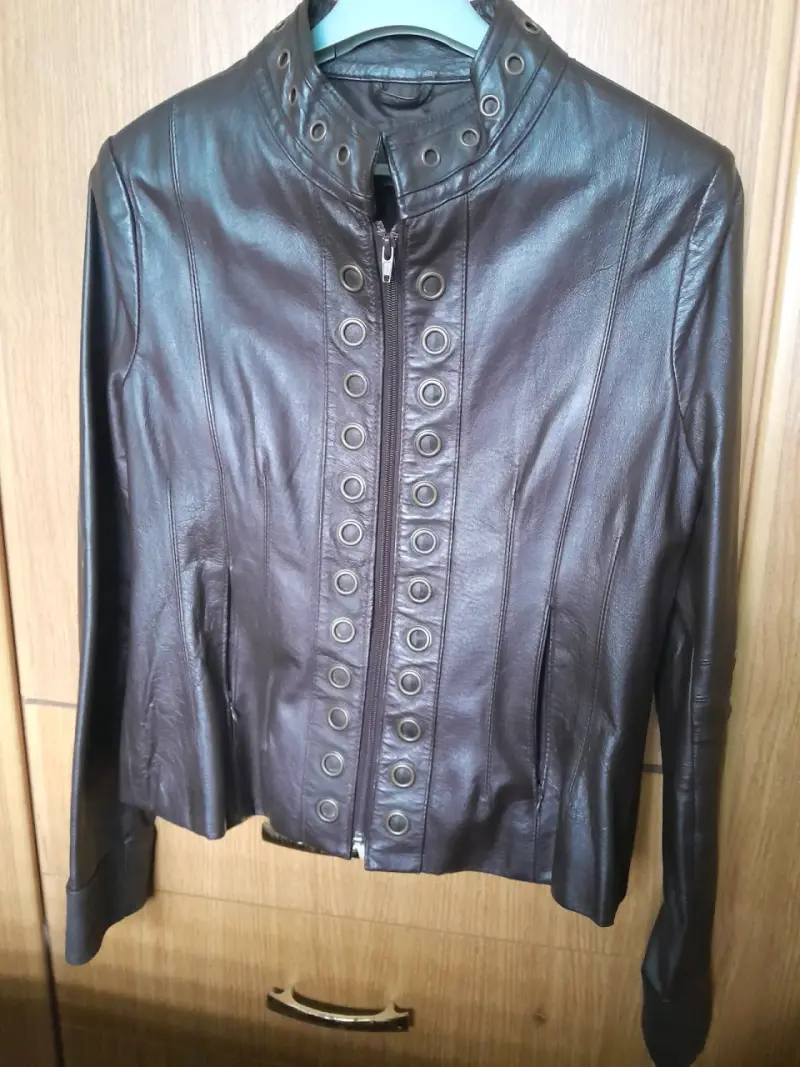 Chaqueta de cuero negra con ojales - 1