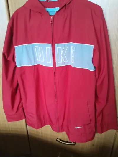 Chaqueta deportiva roja Nike con capucha - miniatura 1