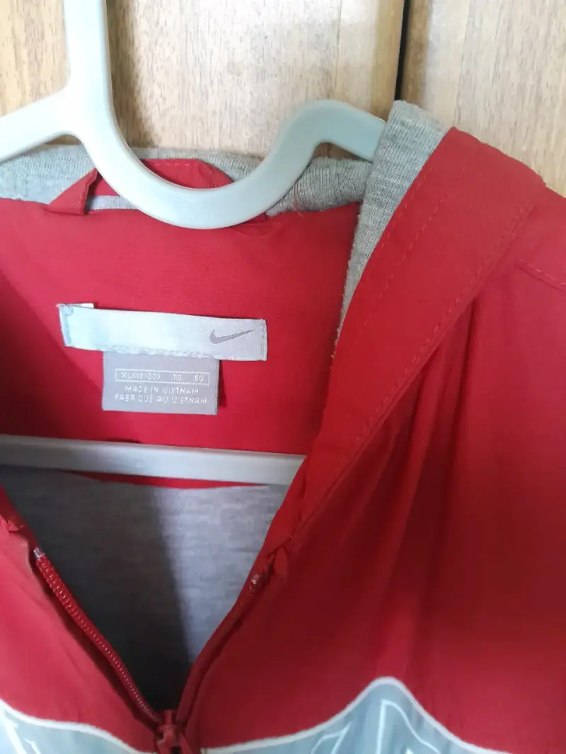 Chaqueta deportiva roja Nike con capucha - 2
