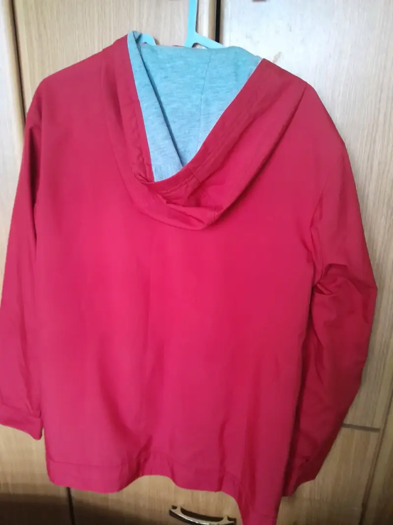 Chaqueta deportiva roja Nike con capucha - 3