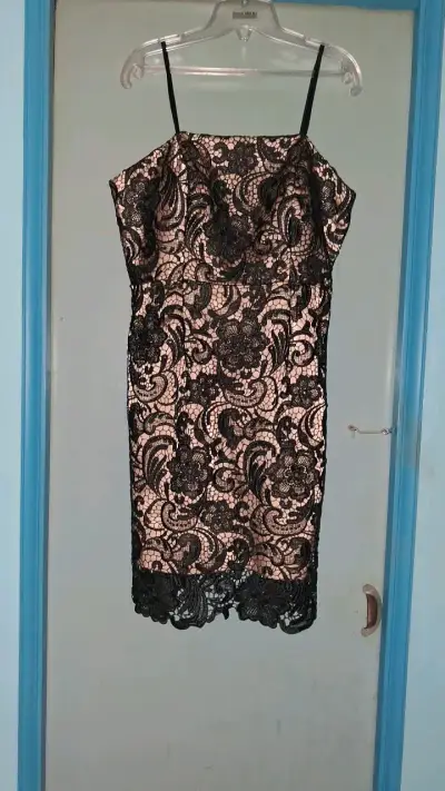 Vestido de encaje negro elegante - miniatura 1