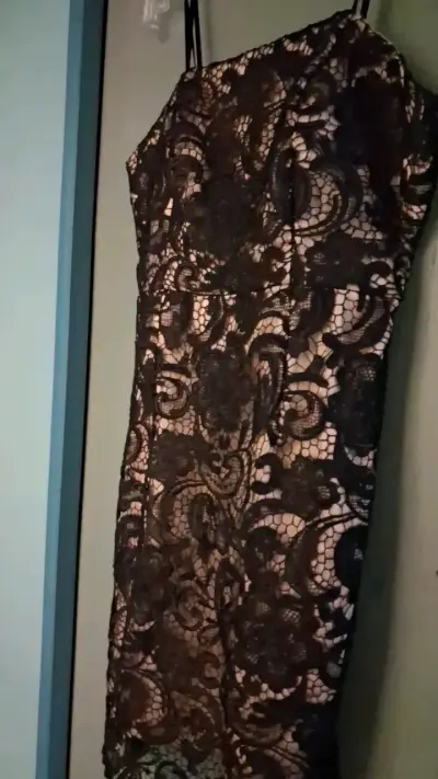 Vestido de encaje negro elegante - miniatura 2