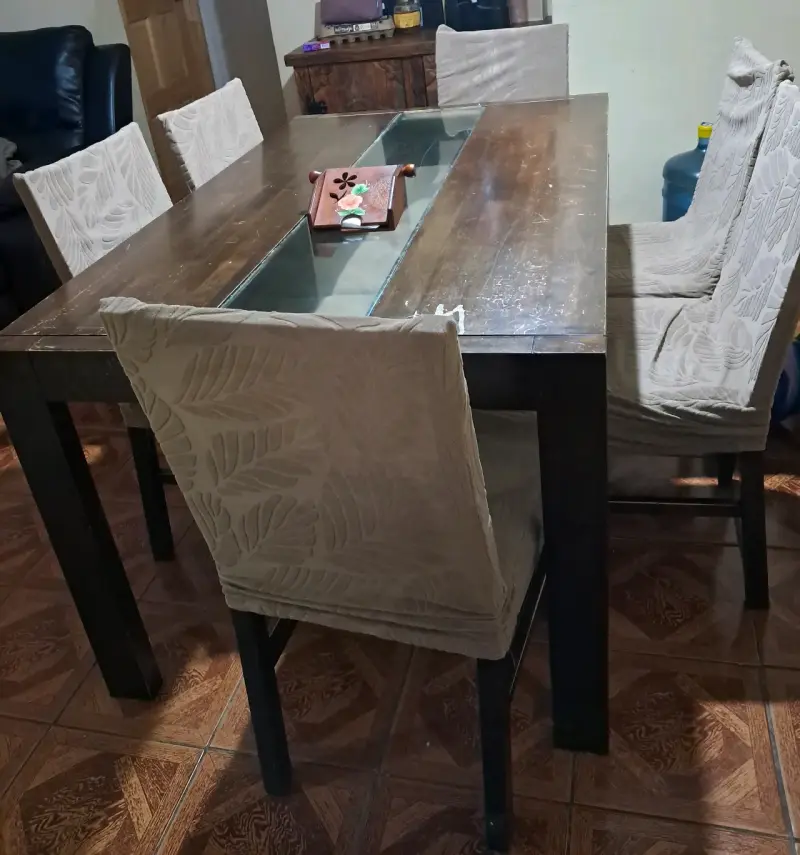 Juego de comedor de madera con sillas tapizadas