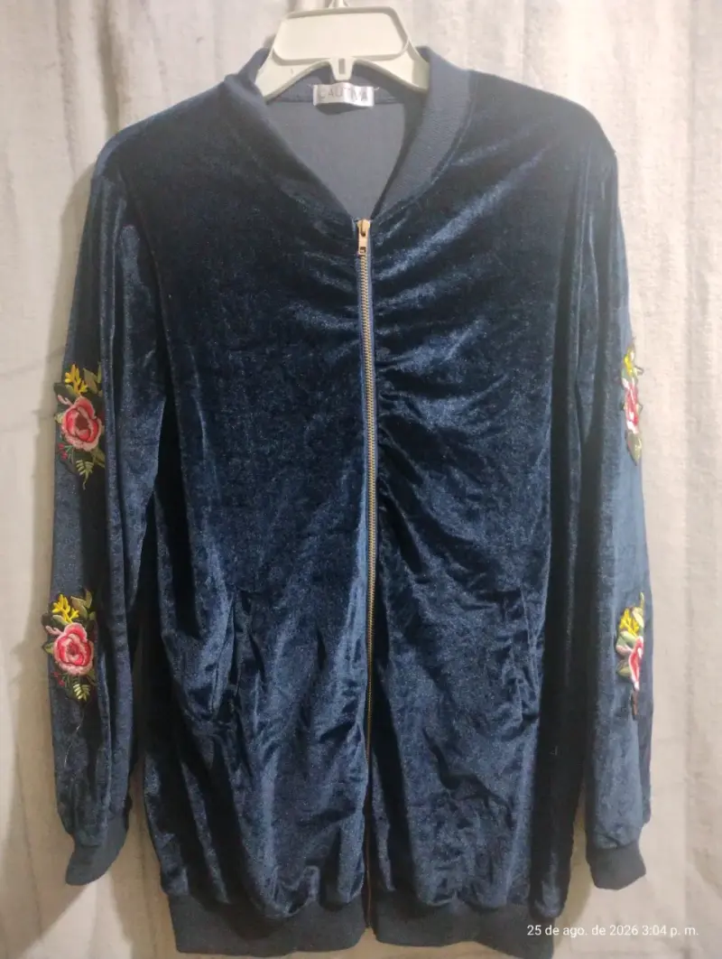 Chaqueta de terciopelo azul con bordados florales