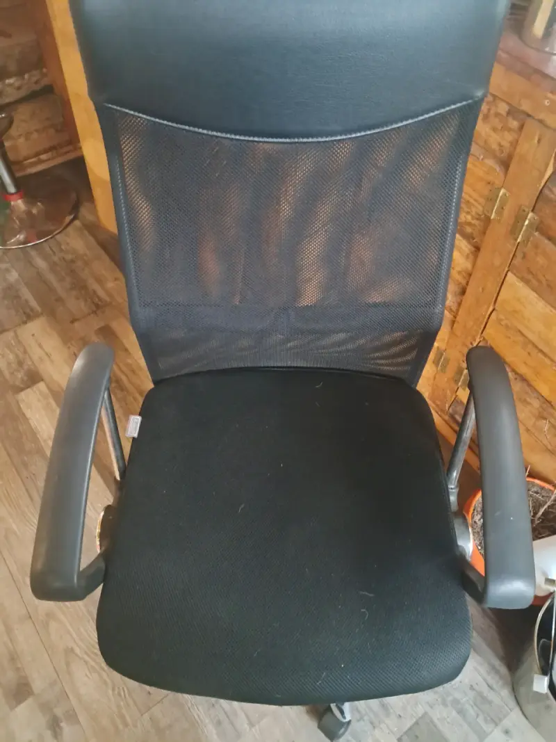 Silla de oficina ergonómica negra con ruedas - 1