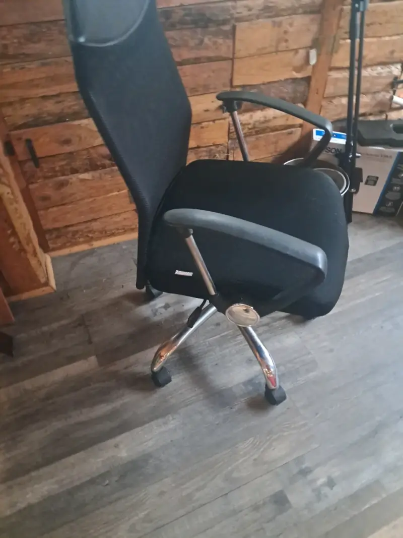 Silla de oficina ergonómica negra con ruedas - 2
