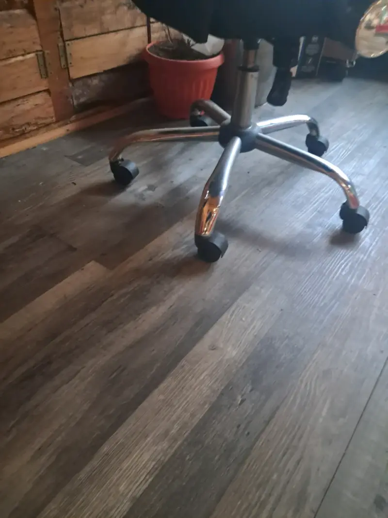 Silla de oficina ergonómica negra con ruedas - 3