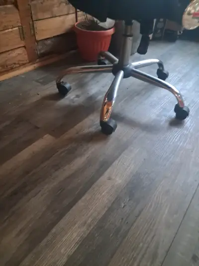 Silla de oficina ergonómica negra con ruedas - miniatura 3
