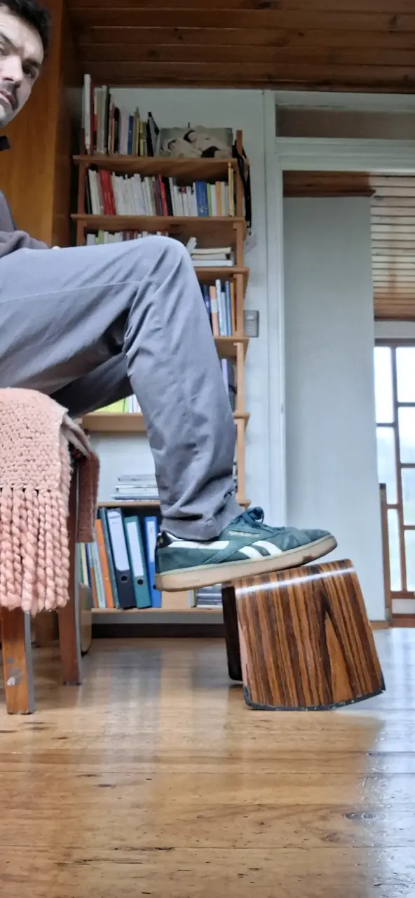 Banco de madera ergonómico para meditación - 3