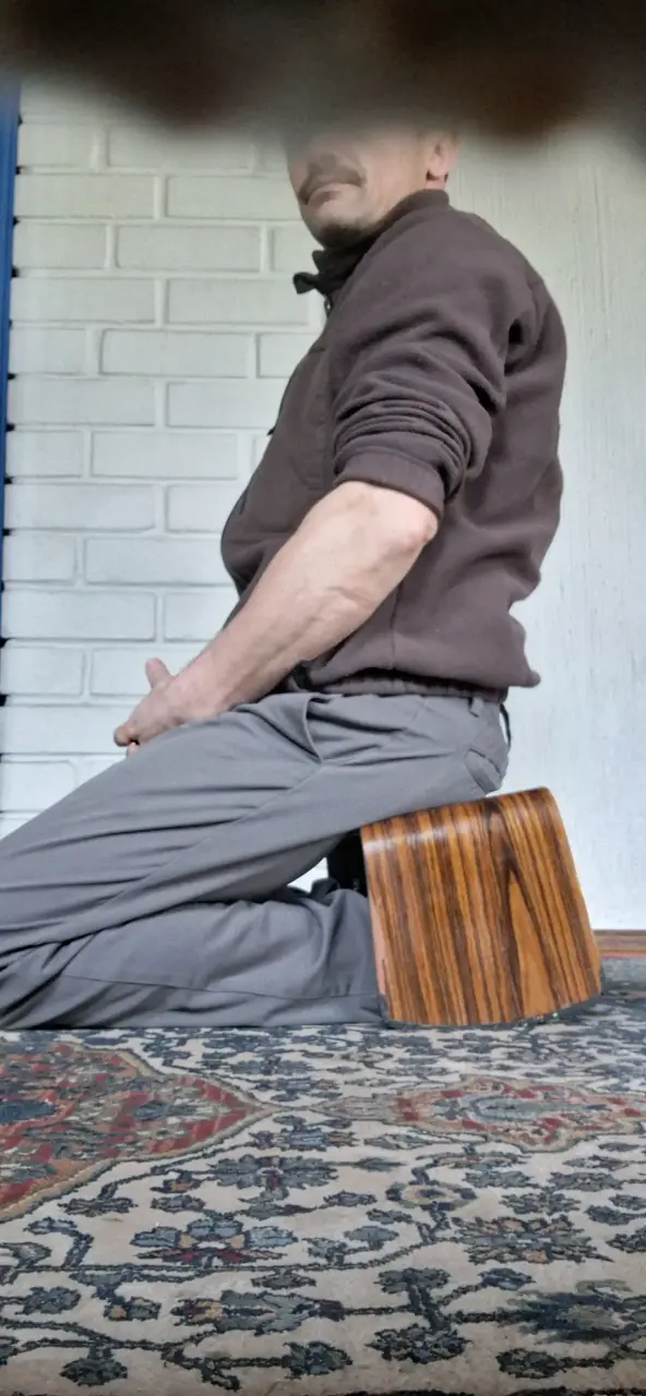 Banco de madera ergonómico para meditación - 4