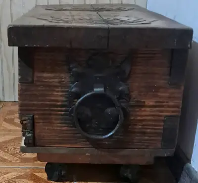 Baúl de Madera Tallado con Ruedas - miniatura 1