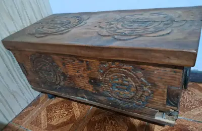 Baúl de Madera Tallado con Ruedas - miniatura 2
