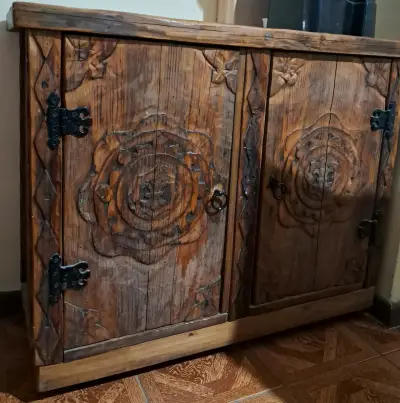 Mueble de madera rústico con tallado floral - miniatura 1