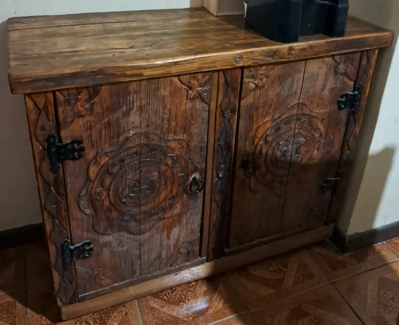 Mueble de madera rústico con tallado floral - 2
