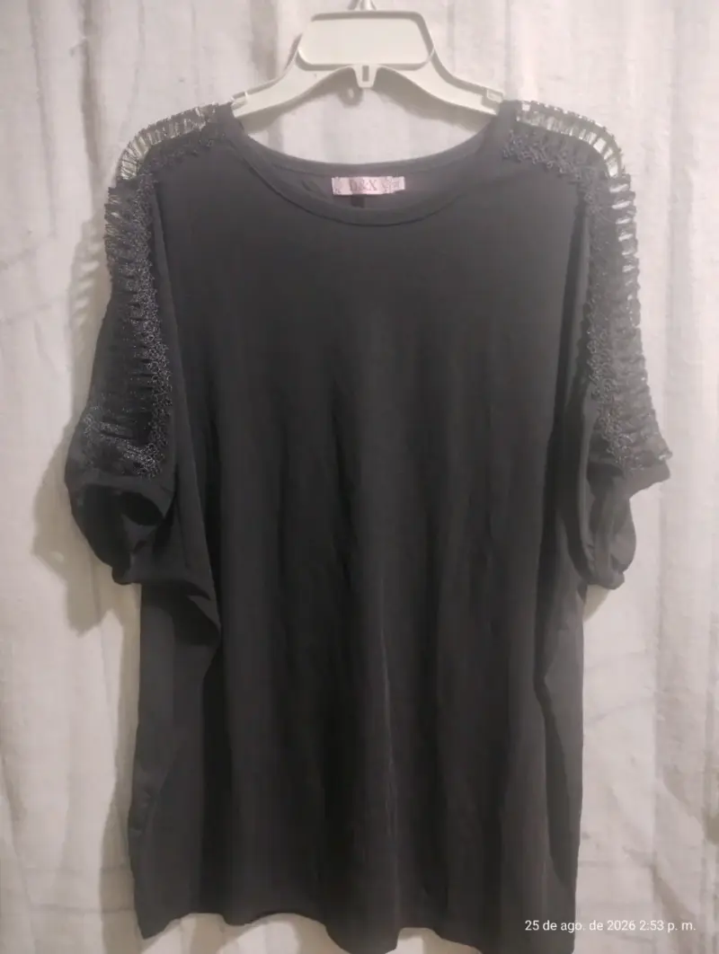 Polera negra con detalles en hombros