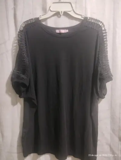 Polera negra con detalles en hombros - miniatura 1