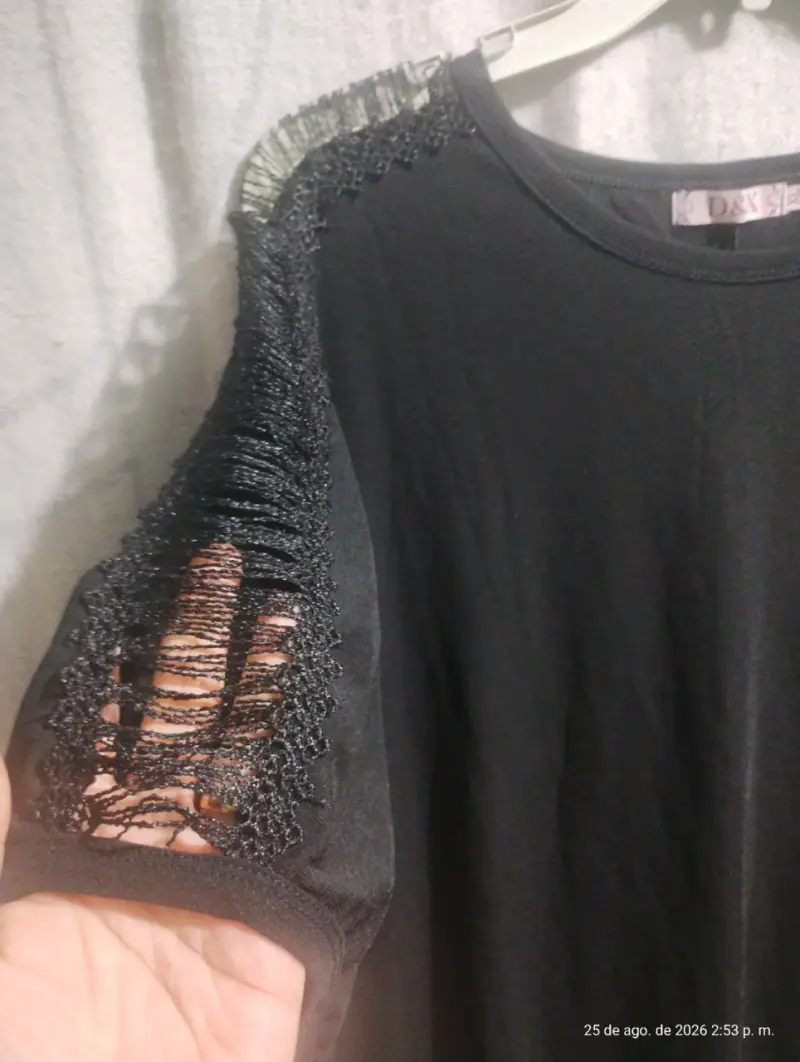 Polera negra con detalles en hombros - 2