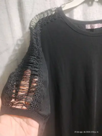 Polera negra con detalles en hombros - miniatura 2