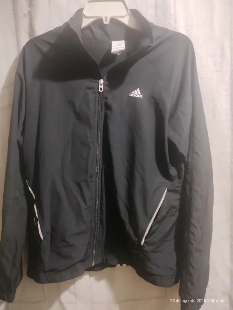 Chaqueta deportiva negra Adidas con cierre