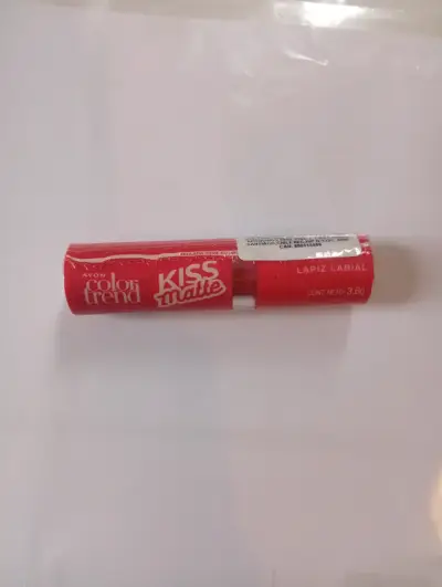 Lápiz Labial Avon Color Trend Kiss Matte Fucsia - miniatura 1
